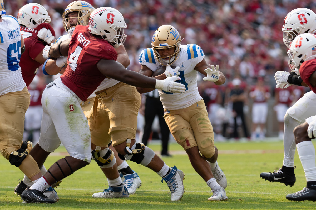 Booker (4), works through a block on a run play against UCLA. 